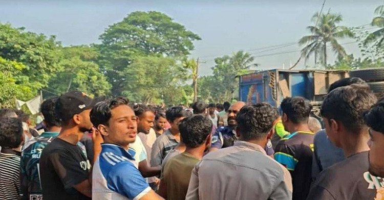 পাবনায় ট্রাকচাপায় স্কুল শিক্ষার্থীসহ ৩ জন নিহত, এলাকায় বিক্ষোভ